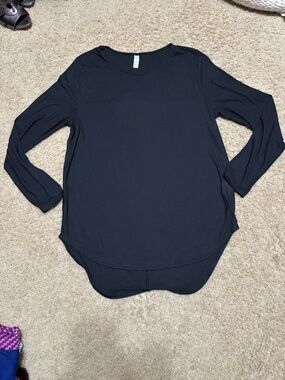 Like new women’s Under Armour workout tee. Lightweight & long sleeve. Large